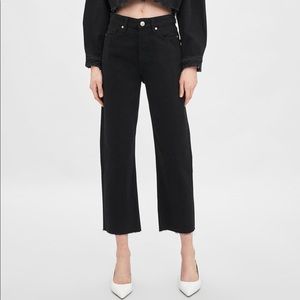 • Hi-Rise Cropped Straight Leg Jean •